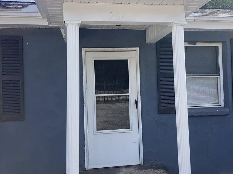 2 bed, 1.0 bath, $700 — Photo 2