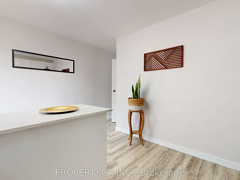 610 George St N #5 — Photo 5