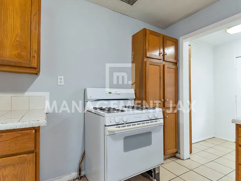 1464 W 6th St — Photo 7