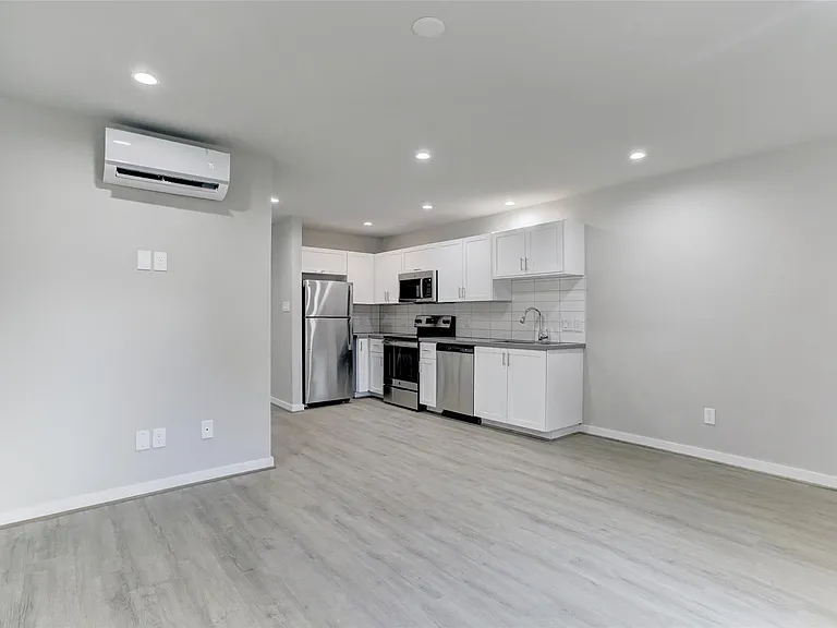 645 E 11th 1/2 St #1 — Photo 2
