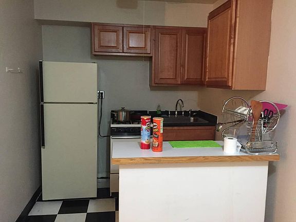 3rd image of 415 Erie St SE #305