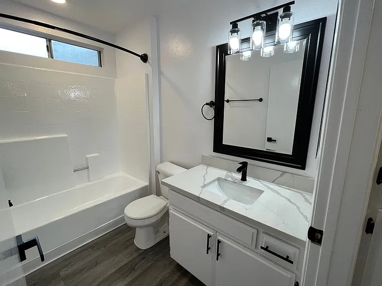 6651 Haskell Ave — Photo 11