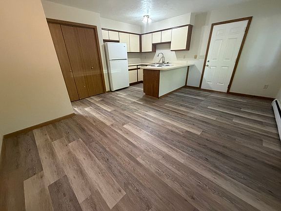 3rd image of 942 Elmwood Ave #4