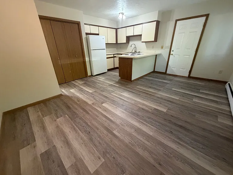 942 Elmwood Ave — Photo 3