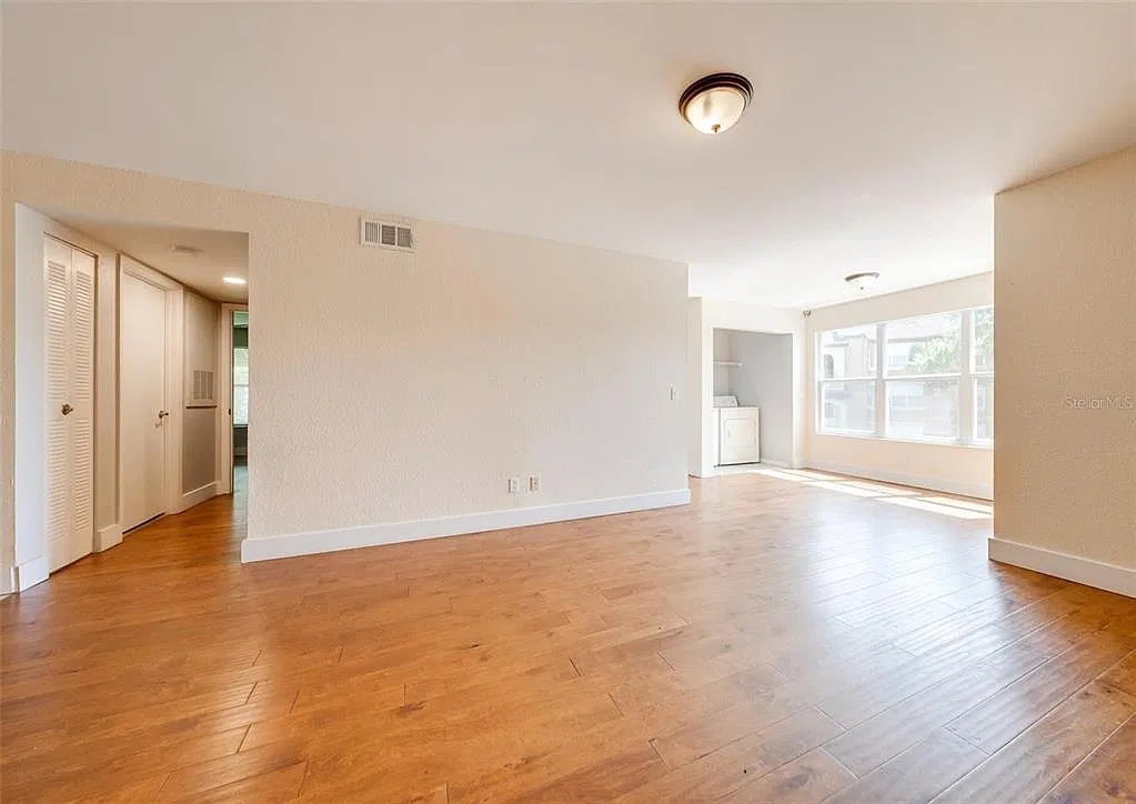 2 bed, 2.0 bath, 988 sqft, $1,800 — Photo 2