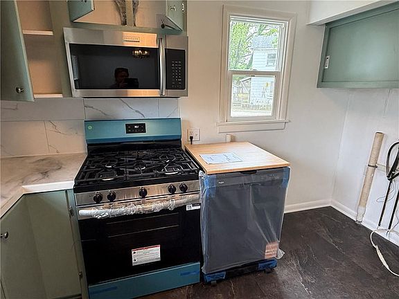 4th image of 902 W 1st St