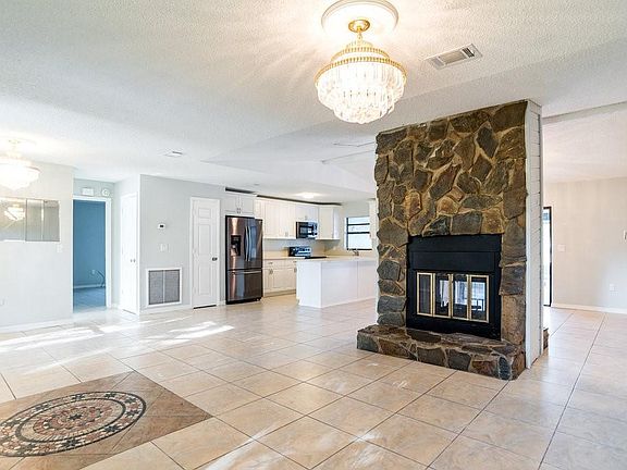 4th image of 434 Lake Daisy Dr