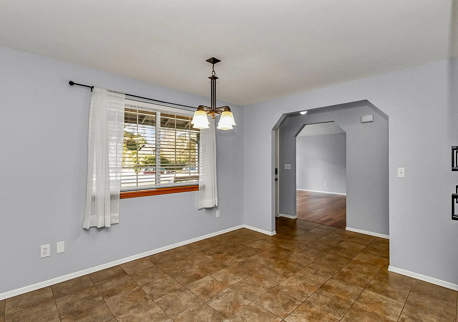 Beautifully updated 3 bed in Jordan River Trails — Photo 3