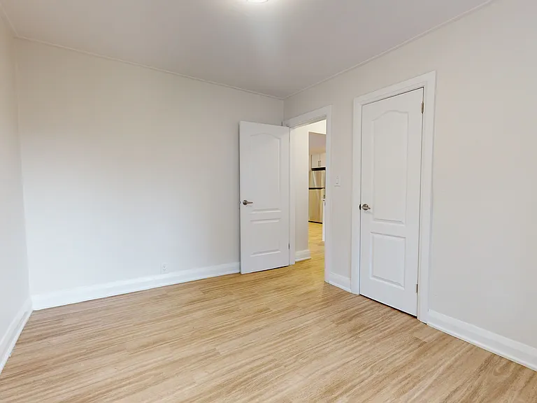 320 Lonsdale Rd — Photo 37