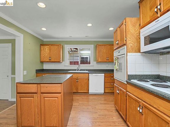 5th image of 805 Calero St
