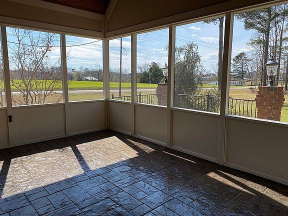 Screened in back porch!