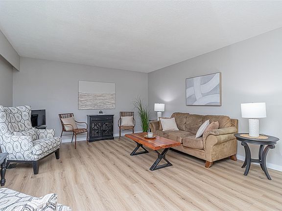 4th image of 125 Arbutus Cres