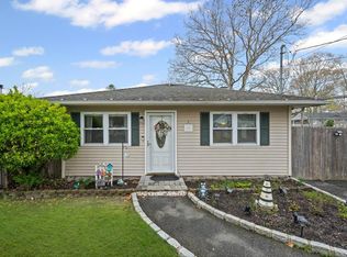 133 Parkwood Dr, Shirley, NY 11967