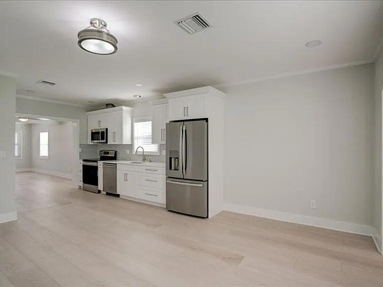 320 NW 6th Ave — Photo 2