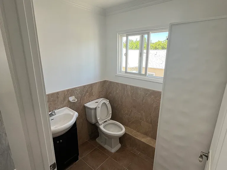 11685 Magnolia Blvd #B — Photo 10