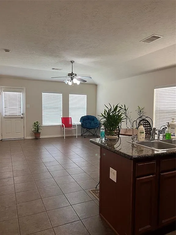 3 bed, 1169 sqft, $1,800 — Photo 2