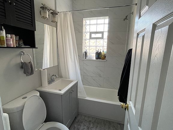 5th image of 1058 W Granville Ave #38A