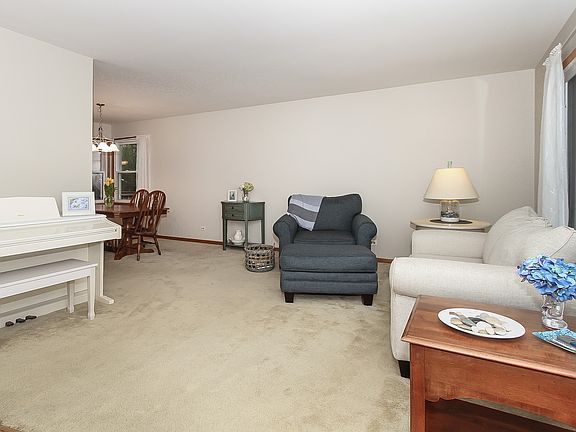 3rd image of 815 Windemere Ln