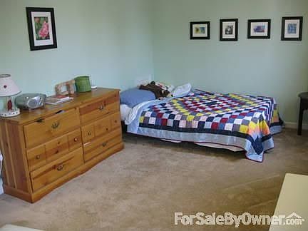 Bedroom number 2 : 17' x 10' with two closets