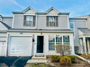 225 Port Royal Cir #225, Aurora, IL 60504