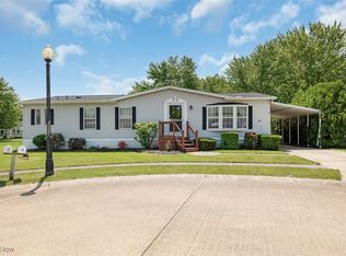 8 Harmony Cir, Olmsted Falls, OH 44138