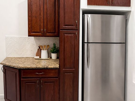 4th image of 63 Sunnyside Ave #1L