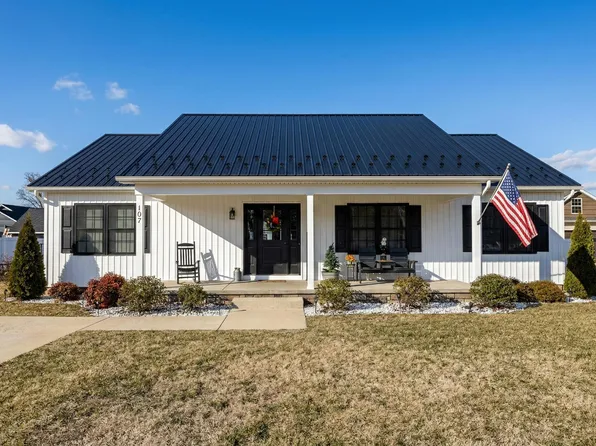 107 5th St, Grottoes, VA 24441