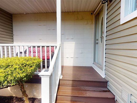 3rd image of 164 Stuyvesant Dr