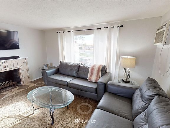 2nd image of 1402 N Buell Dr