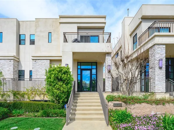18719 Redwing St, Tarzana, CA 91356