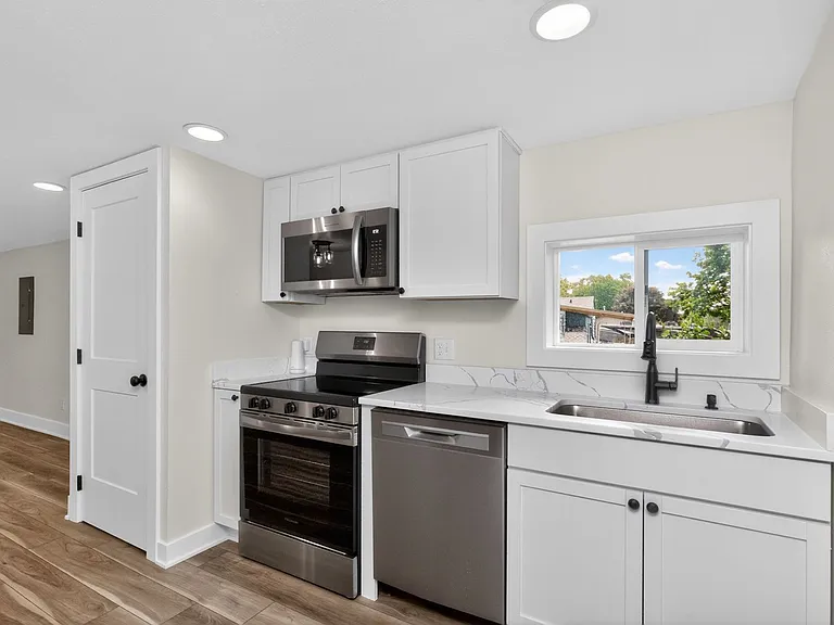 4076 Indianola Ave — Photo 11