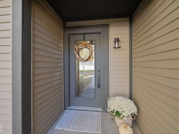 3rd image of 223 Creekview Dr