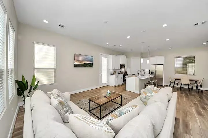 3 bed, 2.5 bath, 1953 sqft, $2,600 — Photo 4