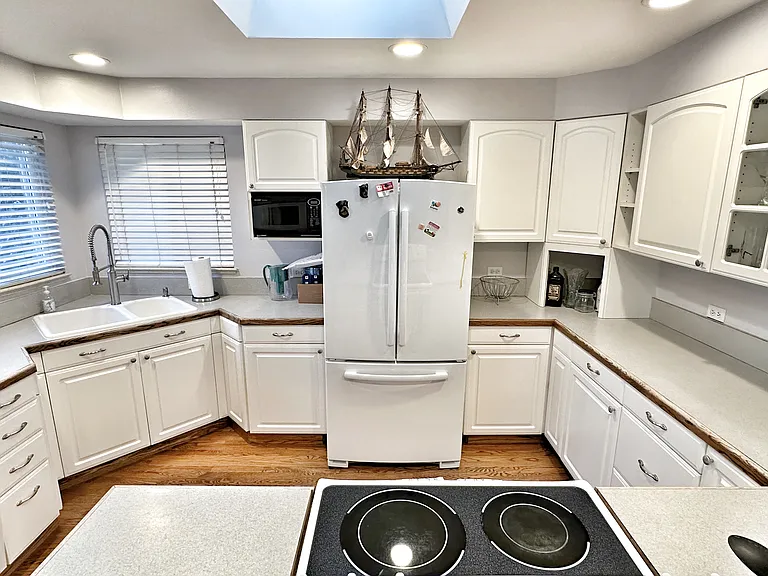 830 Newport St — Photo 9