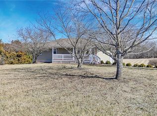 17782 203rd St, Tonganoxie, KS 66086