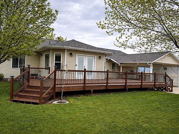 Lg Trex deck w/solar lights