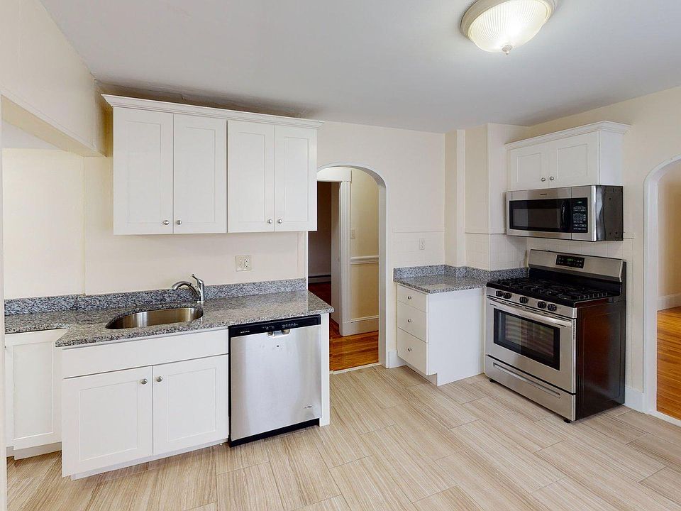 1st image of 122 Gladstone St #C