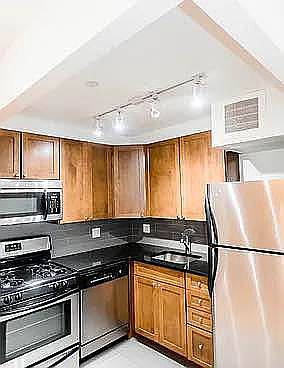 5th image of 196 Stanton St APT 4L