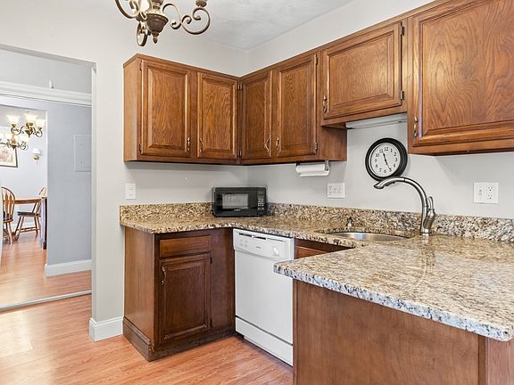 5th image of 4 Ledgewood Way APT 21