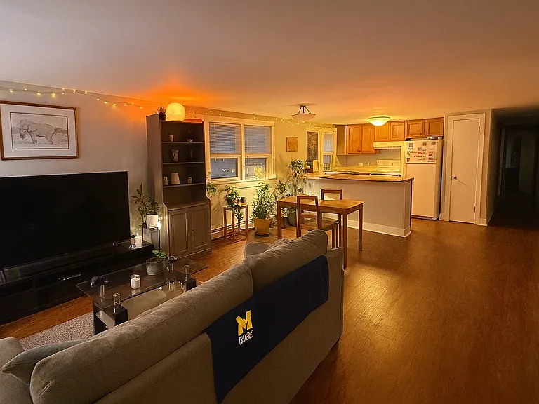 413 W Hoover Ave — Photo 1