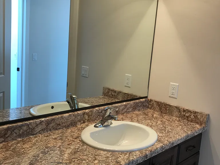 2692 N Clark Pkwy — Photo 11