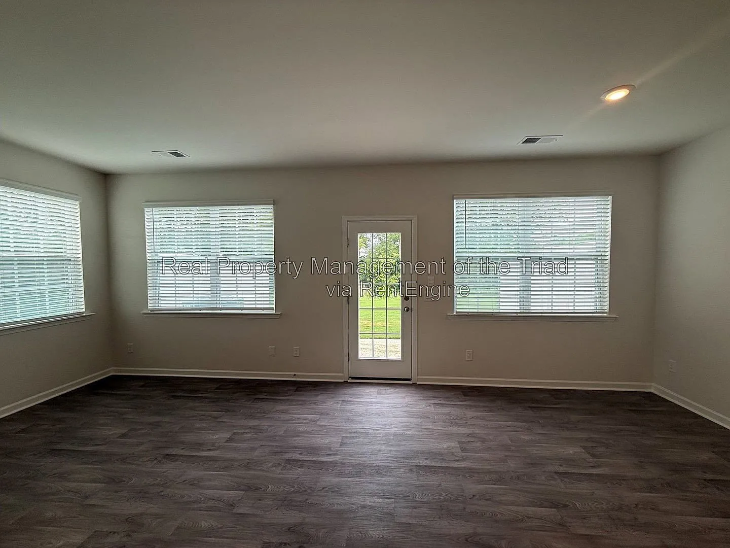 4 bed, 2.5 bath, 1658 sqft, $2,045 — Photo 2