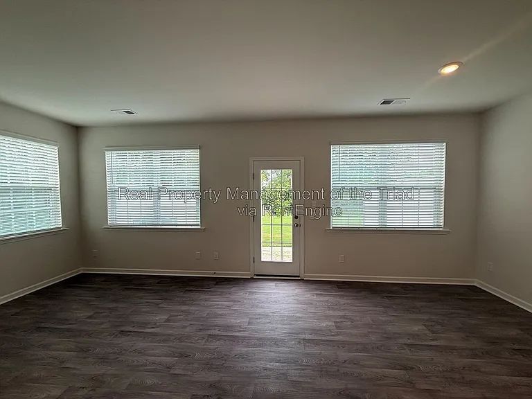 1106 Broholmer Ln — Photo 2