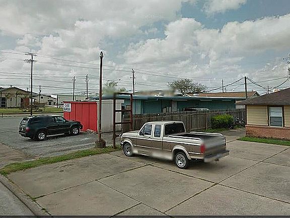 3rd image of 109 E Oak St