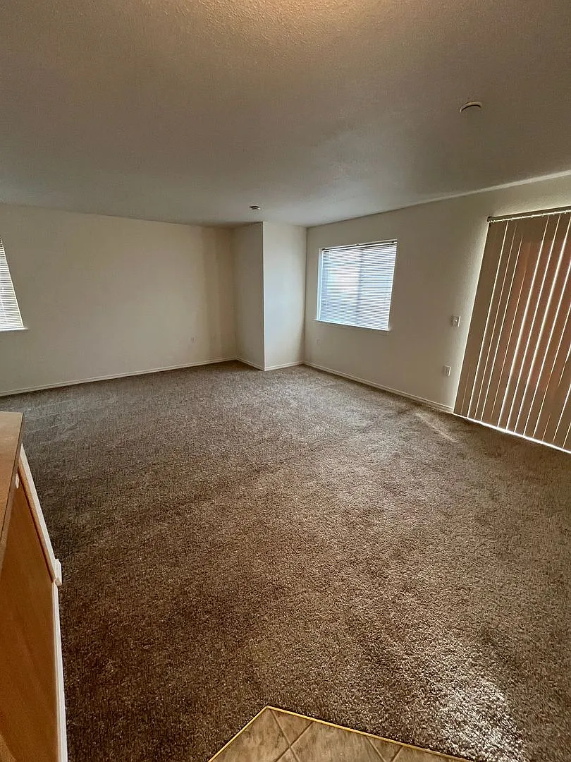 Ellendale Manor Apartments — Photo 3