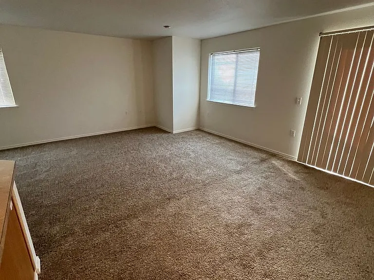 Ellendale Manor Apartments — Photo 3