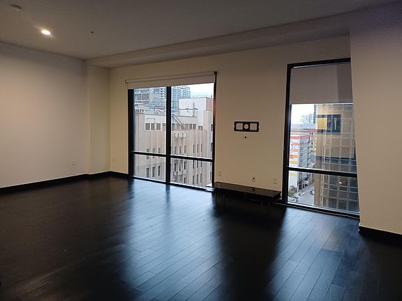 4th image of 655 S Hope St Unit 905