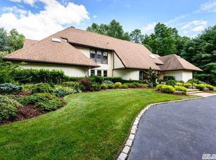 9 Bridle Path Ct, Glen Head, NY 11545