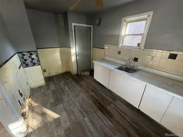 7666 Penrod St, Detroit, MI 48228