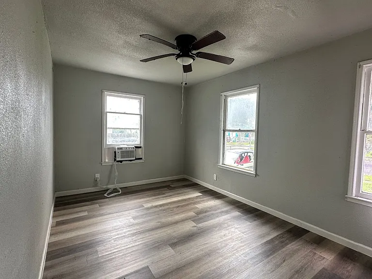 2122 Harvard St — Photo 5